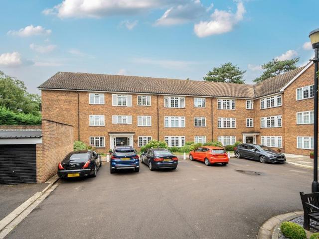 Flat for sale in Northwood, Greater London