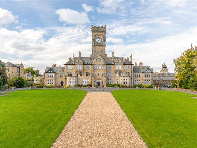 Flat for sale in Tranmere Park, West Yorkshire