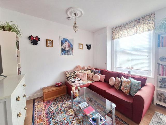 Flat for sale in Lower Holloway, Greater London