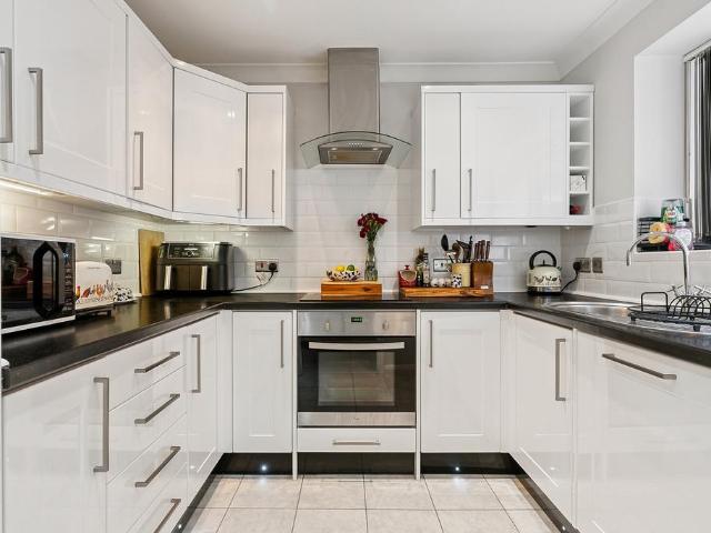 Flat for sale in Beaconsfield, Beaconsfield