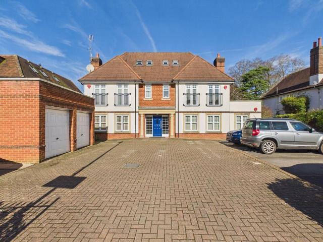 Flat for sale in Beaconsfield, Knotty Green