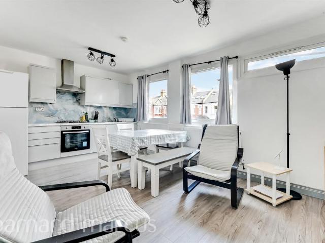 Flat for sale in Earlsfield, Greater London