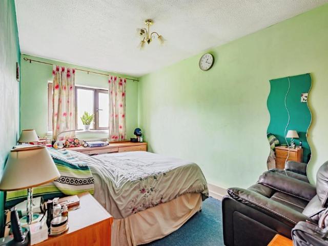 Flat for sale in Red Hill, Surrey