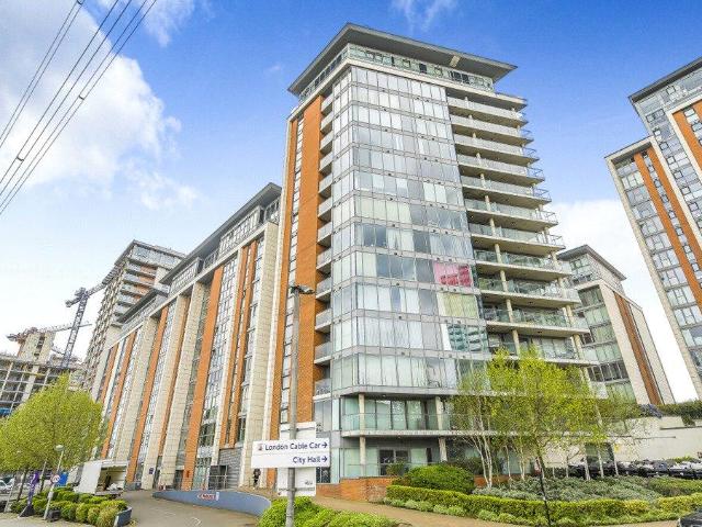 Flat for sale in Canning Town, Greater London