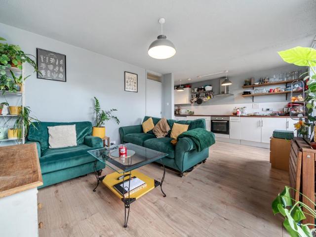 Flat for sale in Peckham, Greater London