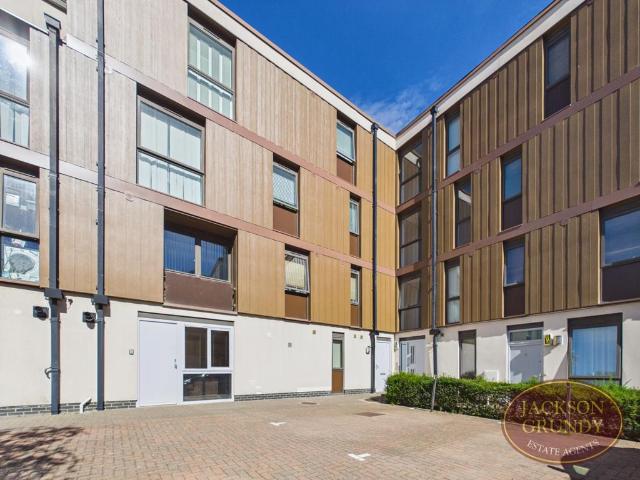 Flat for sale in Upton