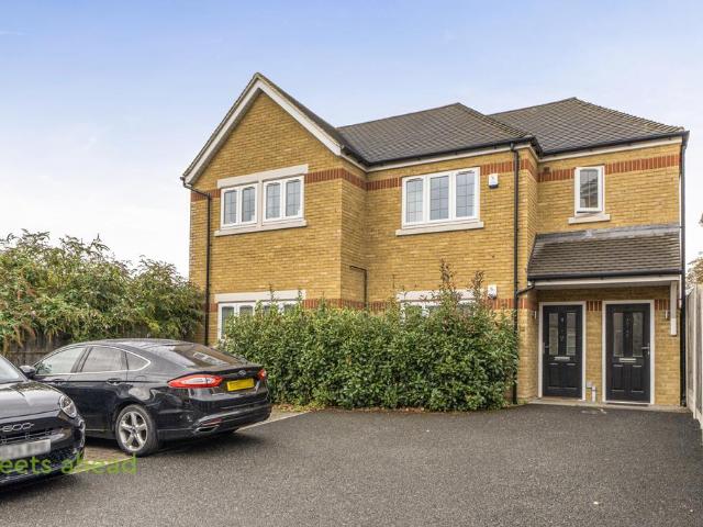 Flat for sale in London Borough of Croydon, Greater London