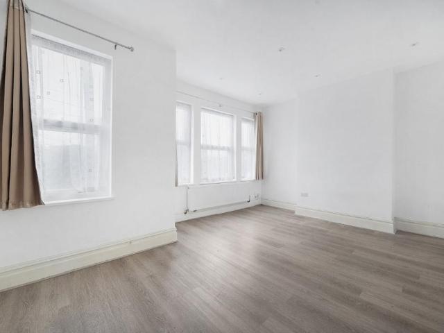 Flat for sale in Harringay, Greater London