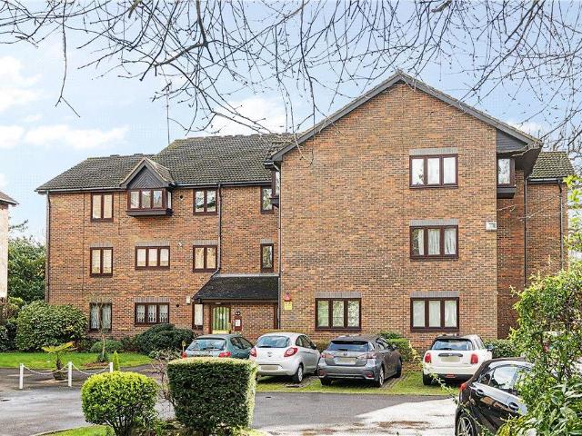 Flat for sale in Little Stanmore, Greater London