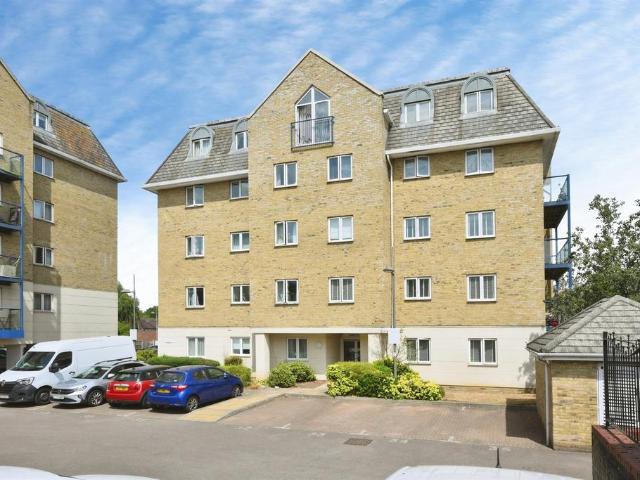Flat for sale in Broxbourne, Hertfordshire