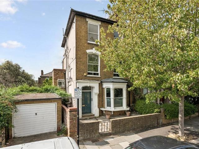 Flat for sale in Brownswood Park, Stoke Newington