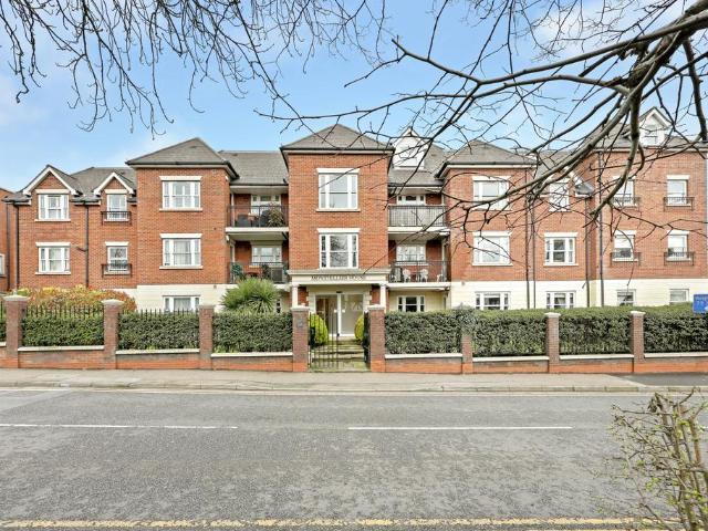 Flat for sale in Chigwell, Epping
