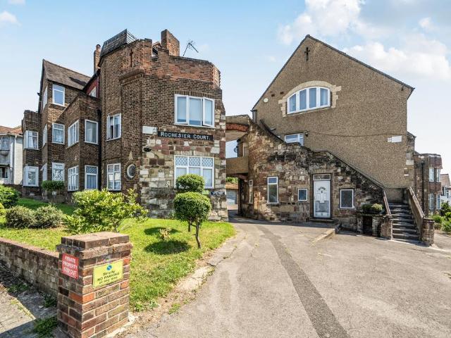 Flat for sale in Kingsbury, Greater London