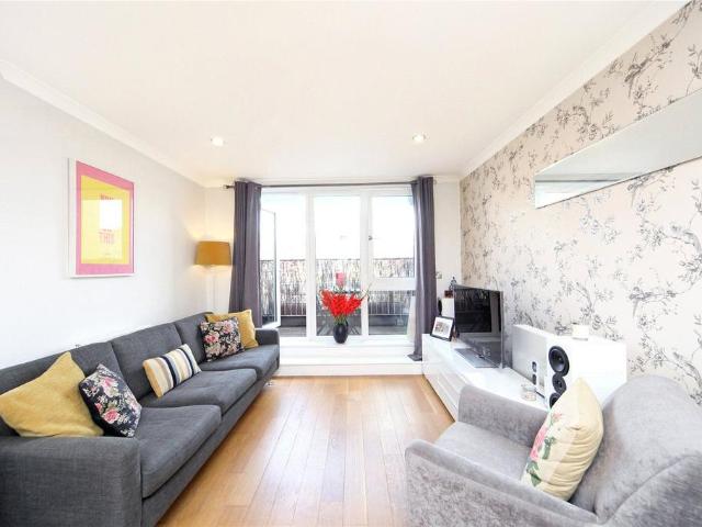 Flat for sale in Stepney, Greater London