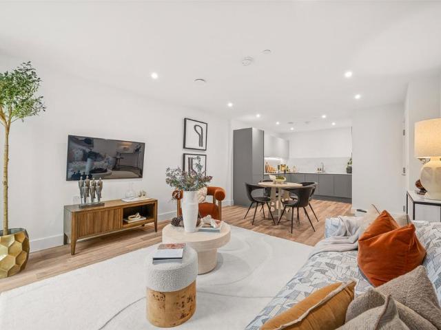 Flat for sale in Emmbrook, Wokingham