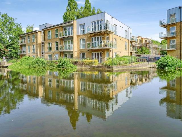 Flat for sale in Pouchen End, Hertfordshire