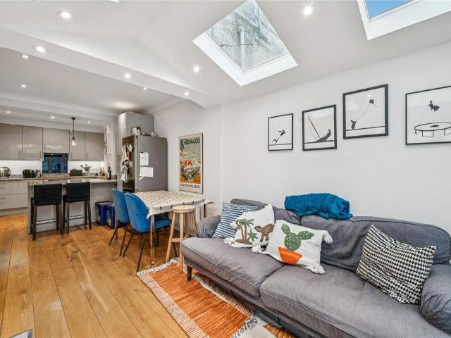 Flat for sale in Clapham Junction, Greater London