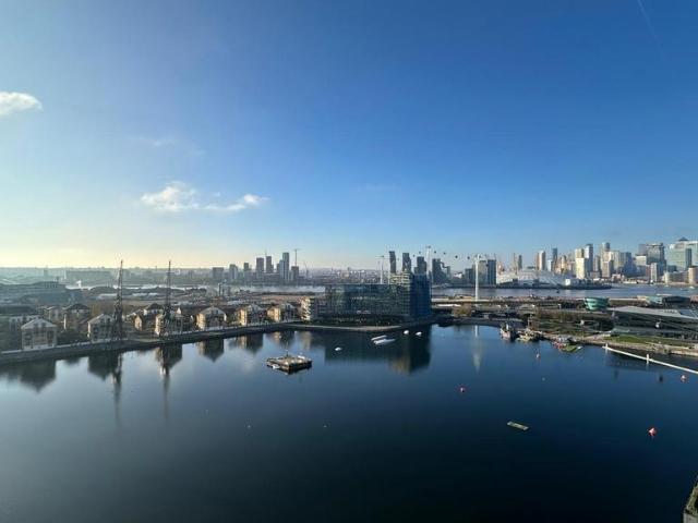 Flat for sale in Canning Town, Greater London