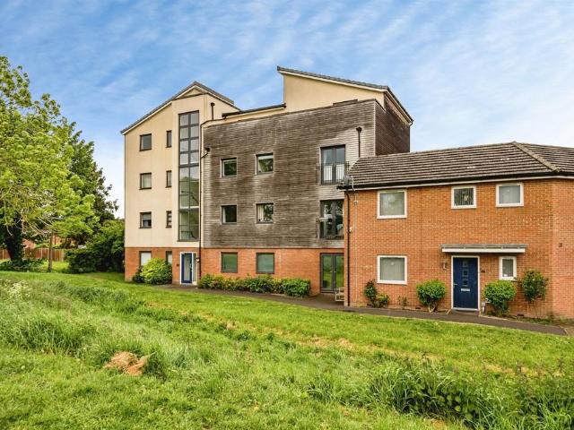 Flat for sale in Quarrendon, Aylesbury