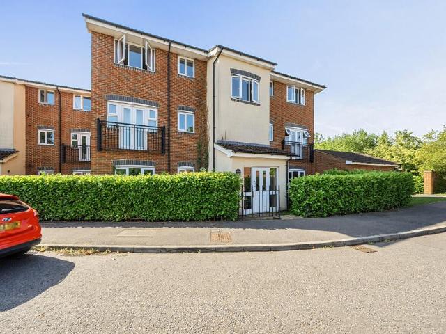 Flat for sale in Dunstable, Bedfordshire