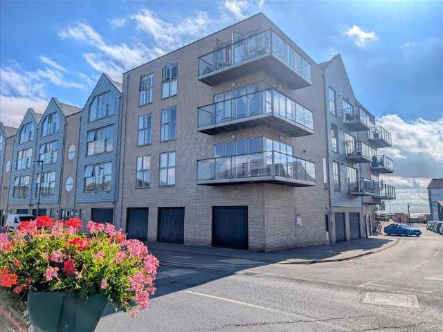 Flat for sale in Brightlingsea, Dale Hill