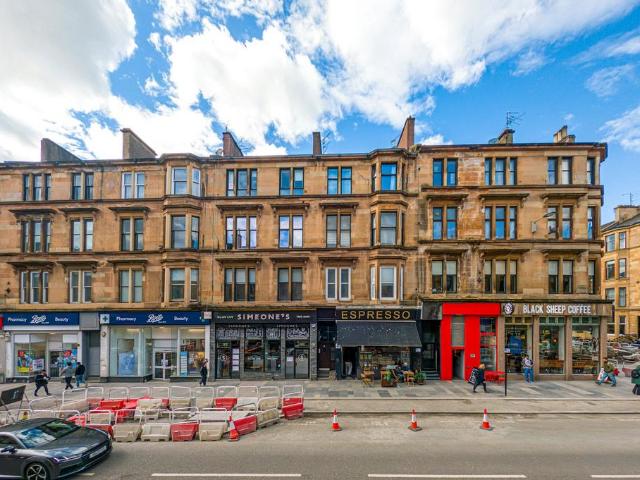 Flat for sale in Hillhead, Scotland