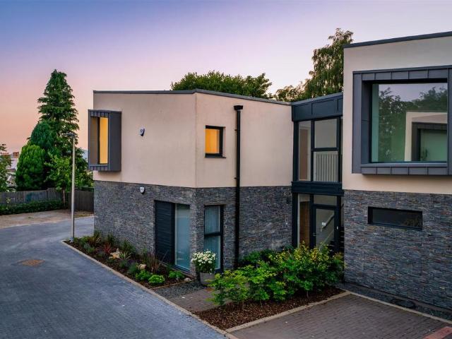 Flat for sale in Crieff, Scotland