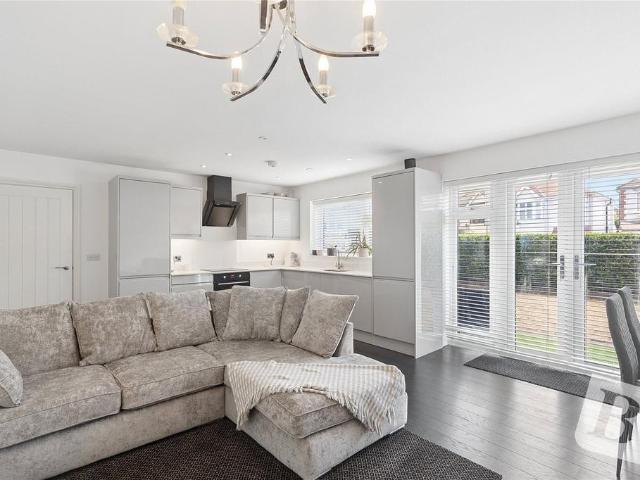 Flat for sale in Gidea Park, Greater London