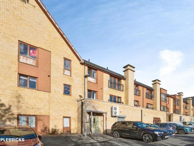 Flat for sale in Epsom, Epsom and Ewell