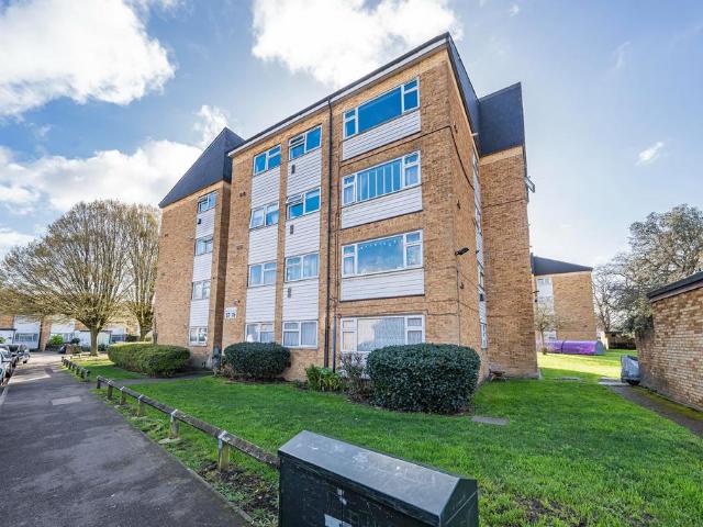 Flat for sale in London Borough of Hounslow, Feltham