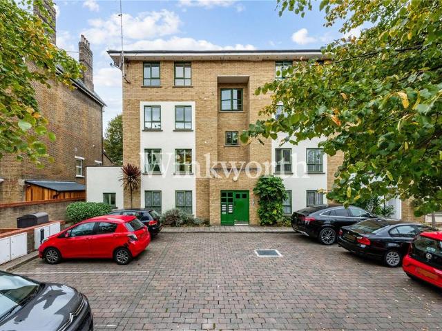 Flat for sale in Brownswood Park, Stoke Newington