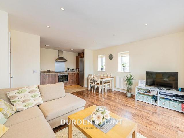 Flat for sale in Elm Park, Greater London