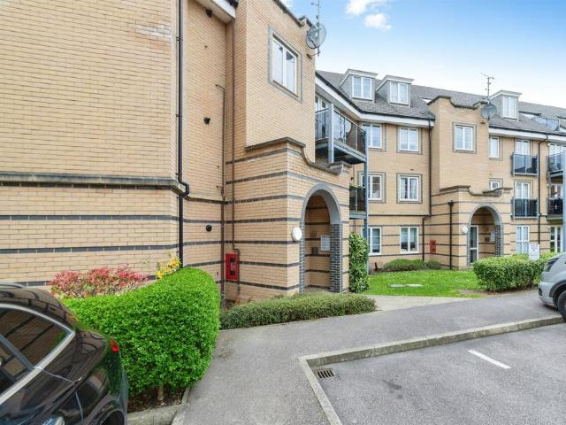 Flat for sale in Hertford, Colliers End