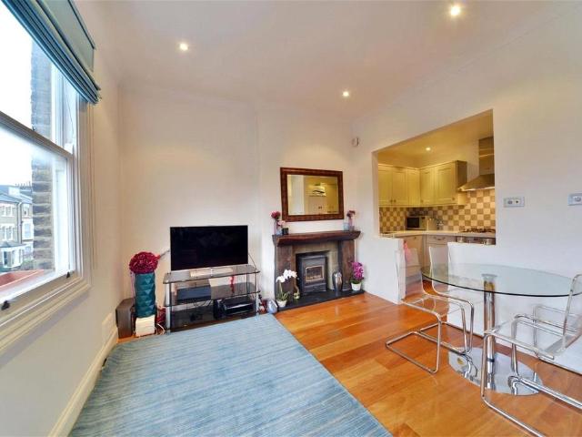 Flat for sale in Belsize Park, Greater London
