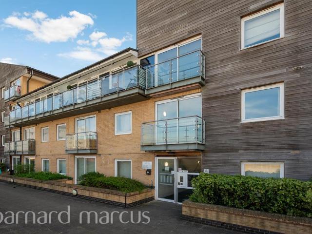 Flat for sale in London Borough of Hounslow, Feltham
