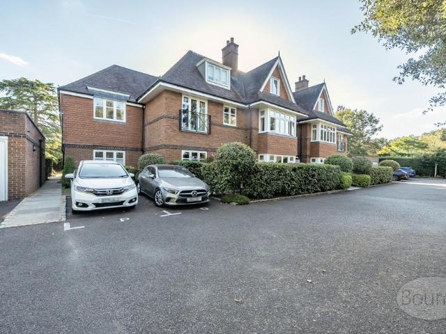 Flat for sale in Compton, Fole