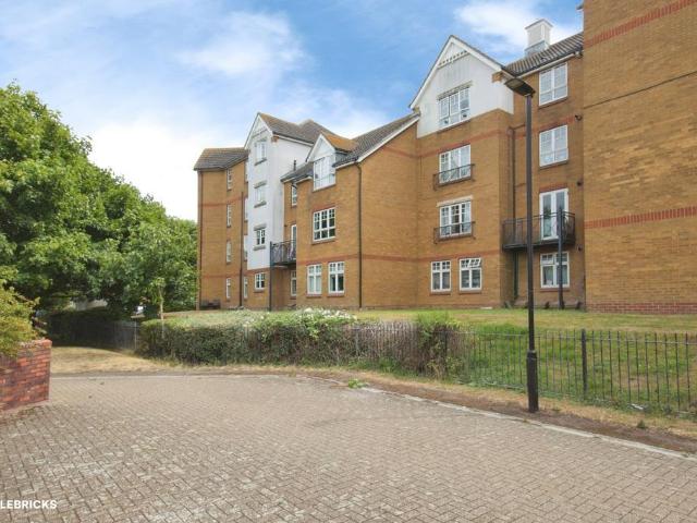Flat for sale in Thamesmead, Greater London