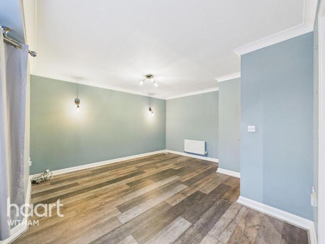 Flat for sale in Chipping Hill, Essex
