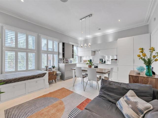 Flat for sale in Maida Hill, Greater London