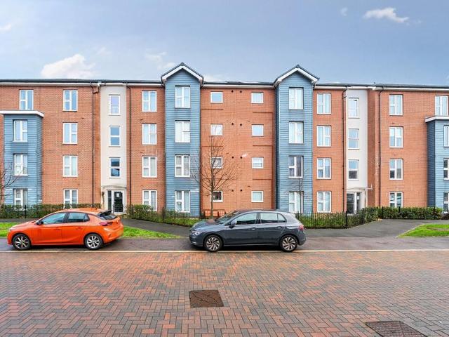 Flat for sale in Dunstable, Bedfordshire