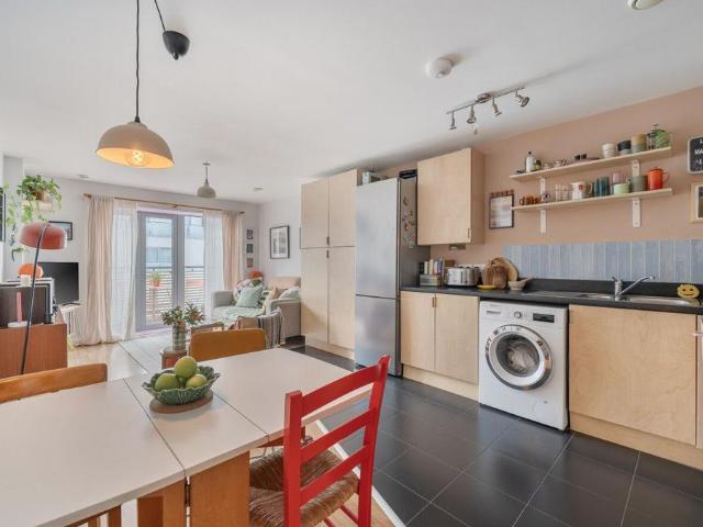 Flat for sale in Old Ford, Bow