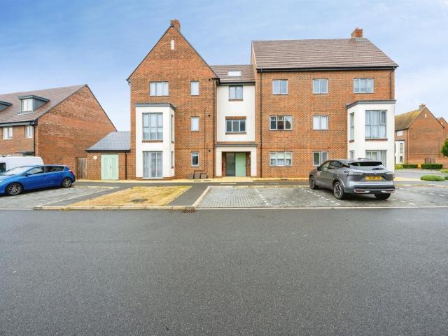 Flat for sale in Weston Turville, Buckinghamshire