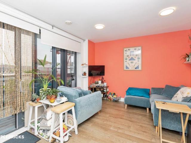 Flat for sale in Ocean Estate, Greater London