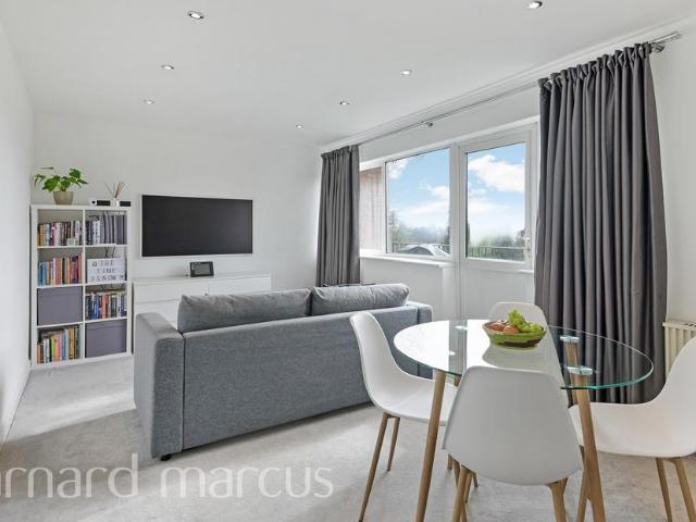Flat for sale in London Borough of Merton, Raynes Park
