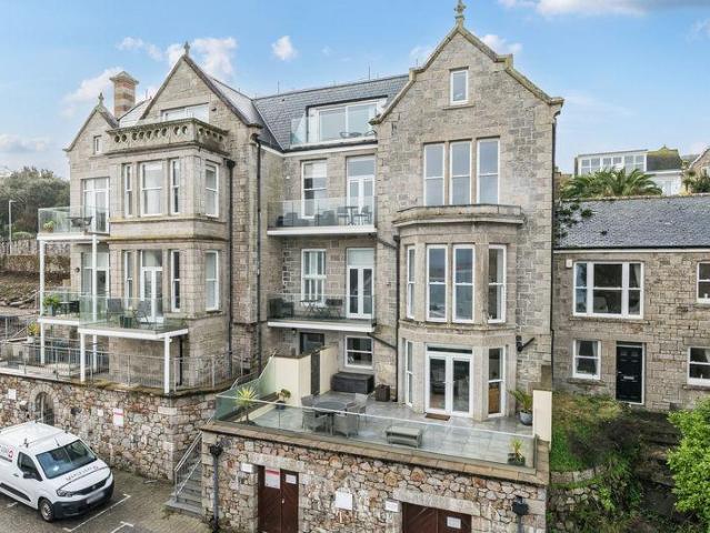 Flat for sale in Penbeagle, Cornwall