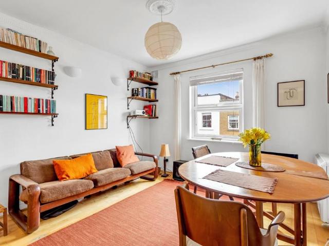 Flat for sale in Stoke Newington, Greater London