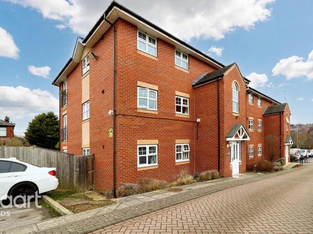 Flat for sale in Farnley, West Yorkshire