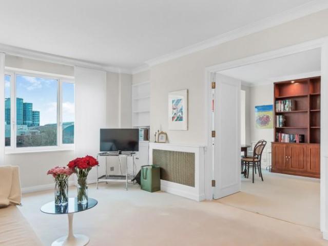 Flat for sale in Kensington, Greater London