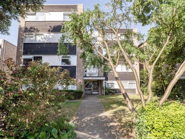 Flat for sale in Berrylands, Greater London