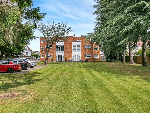 Flat for sale in Whitton, Greater London